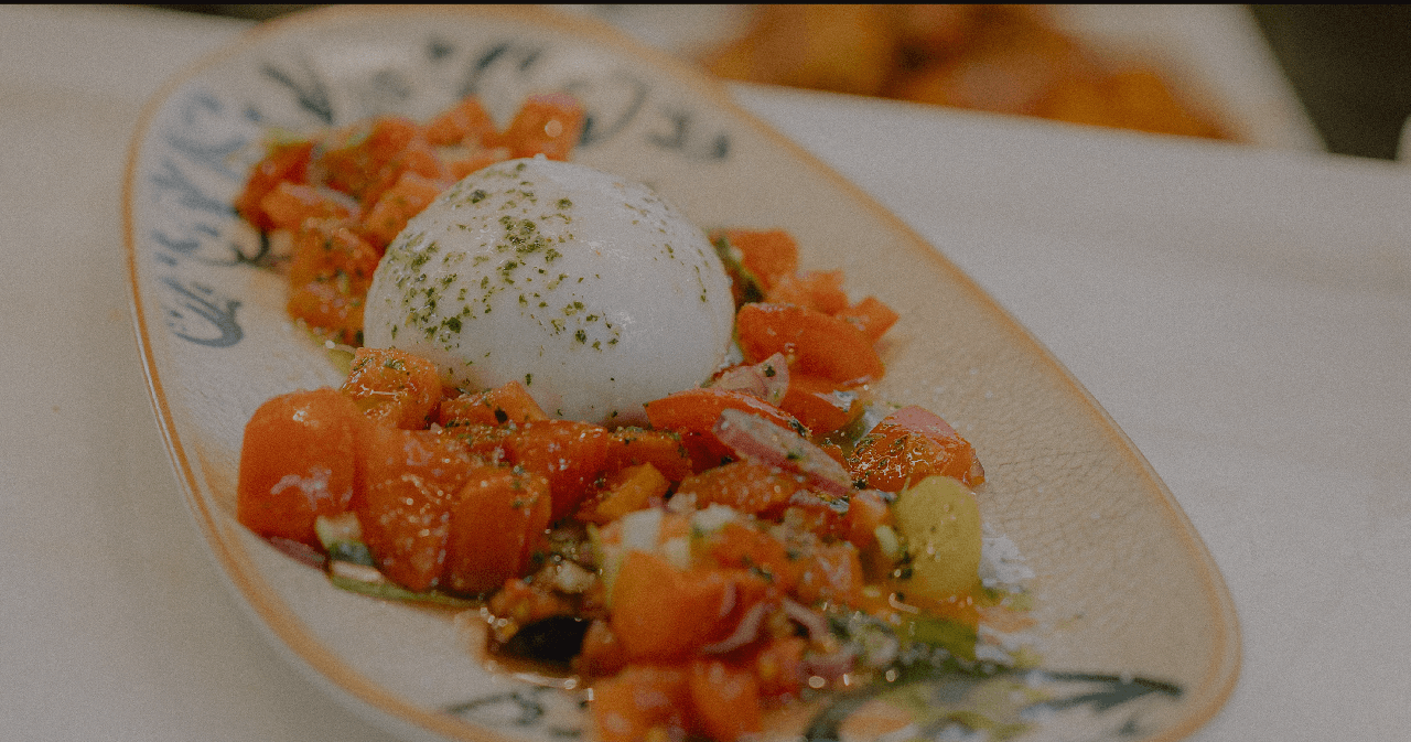 Plato de burrata con tomate en uno de los restaurantes del mercado
