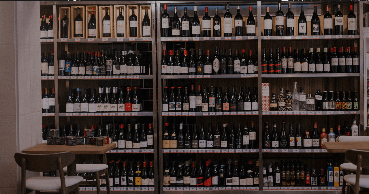 Bodega con selección de vinos en Mercado Santa Ana