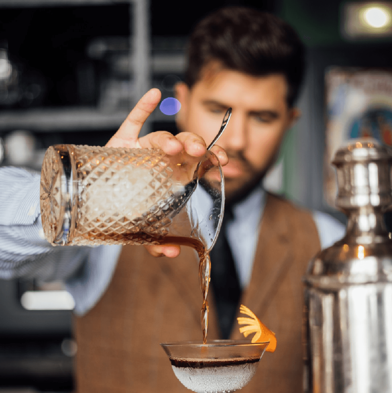 Coctelero preparando una copa en Varsovia