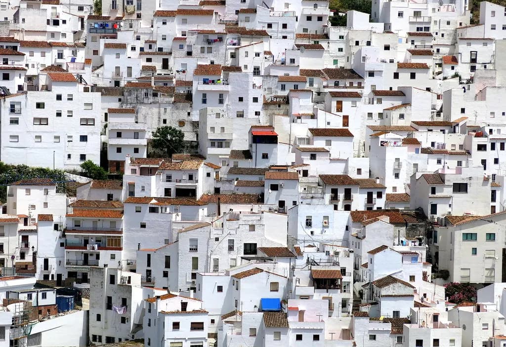 Vista aérea del pueblo blanco de Casares en la ladera de Sierra Bermeja