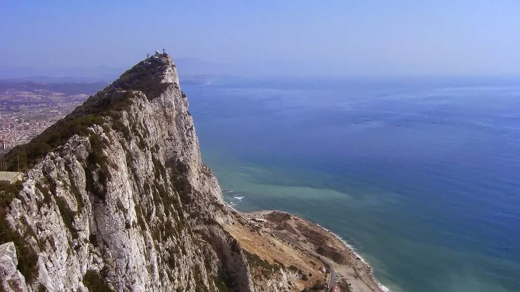El Peñón de Gibraltar visto desde el aire, con el mar Mediterráneo al fondo