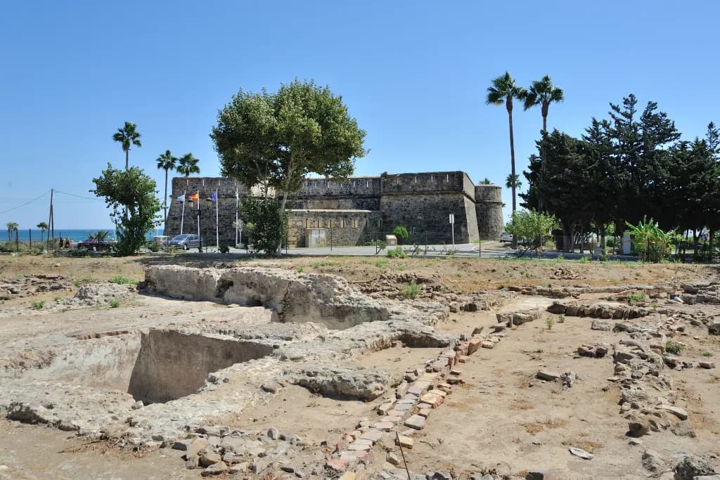 Castillo de la Duquesa en Manilva, con las ruinas romanas en primer plano