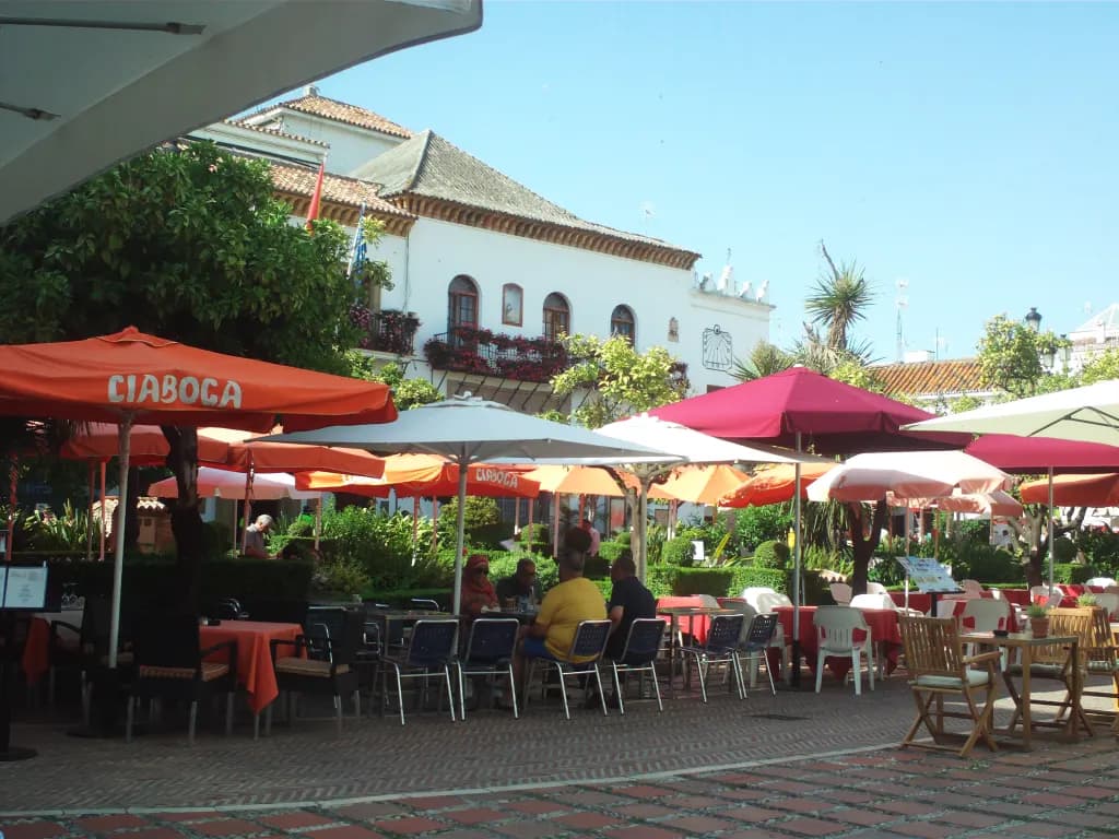 Terrazas en la Plaza de los Naranjos, en el casco antiguo de Marbella