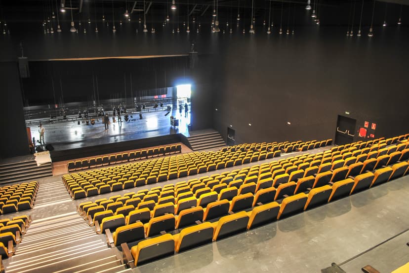 Interior de la sala del Teatro Auditorio Felipe VI de Estepona con butacas y escenario