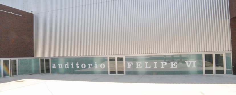 Entrada del Teatro Auditorio Felipe VI de Estepona con el rótulo del edificio