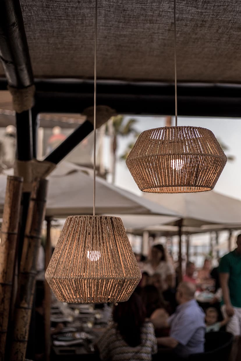 Lámparas de mimbre colgantes sobre la terraza