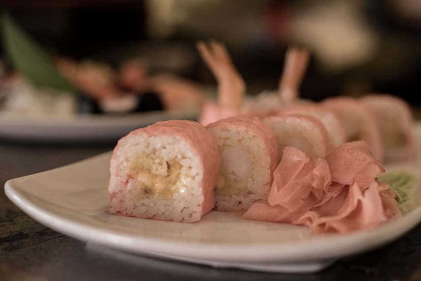 Plato de sushi en mesa del restaurante