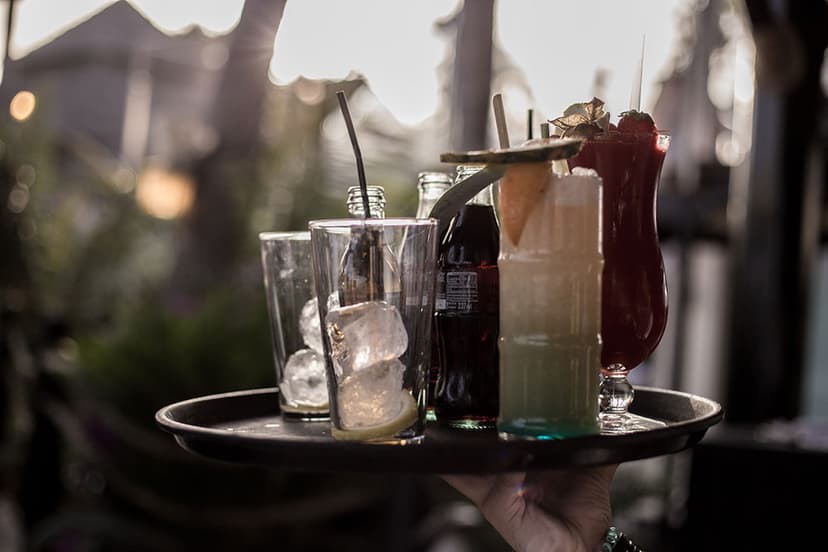 Bandeja de cócteles servida en terraza