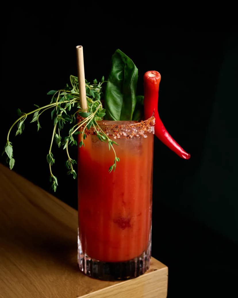 Cóctel Bloody Mary en la barra