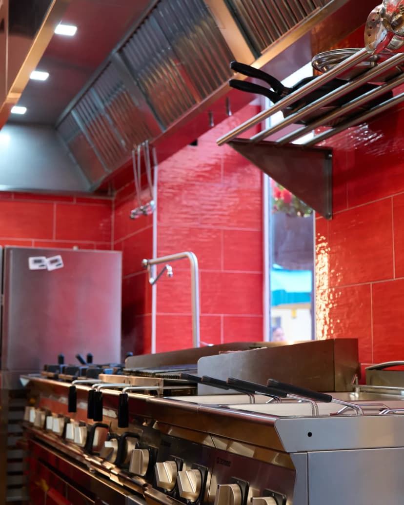 Interior de la cocina con azulejo rojo