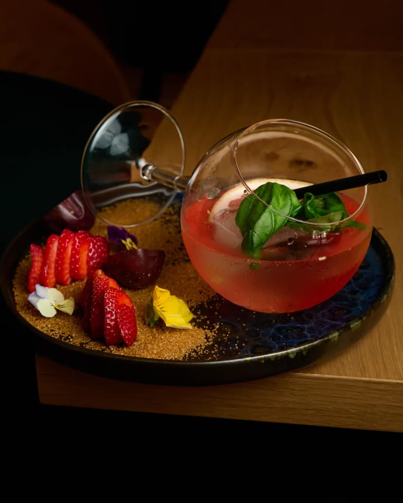 Cóctel de autor con fresas y flores comestibles