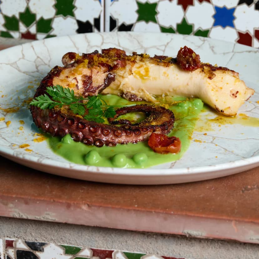 Pulpo a la brasa sobre crema de guisantes