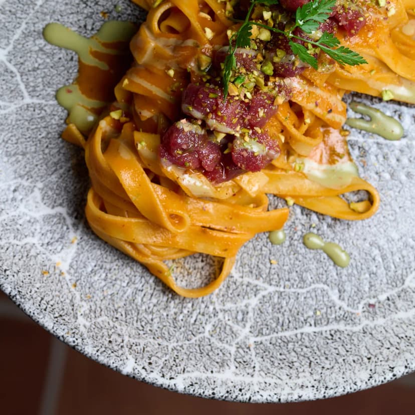 Fettuccine con tartar de atún rojo y pistacho