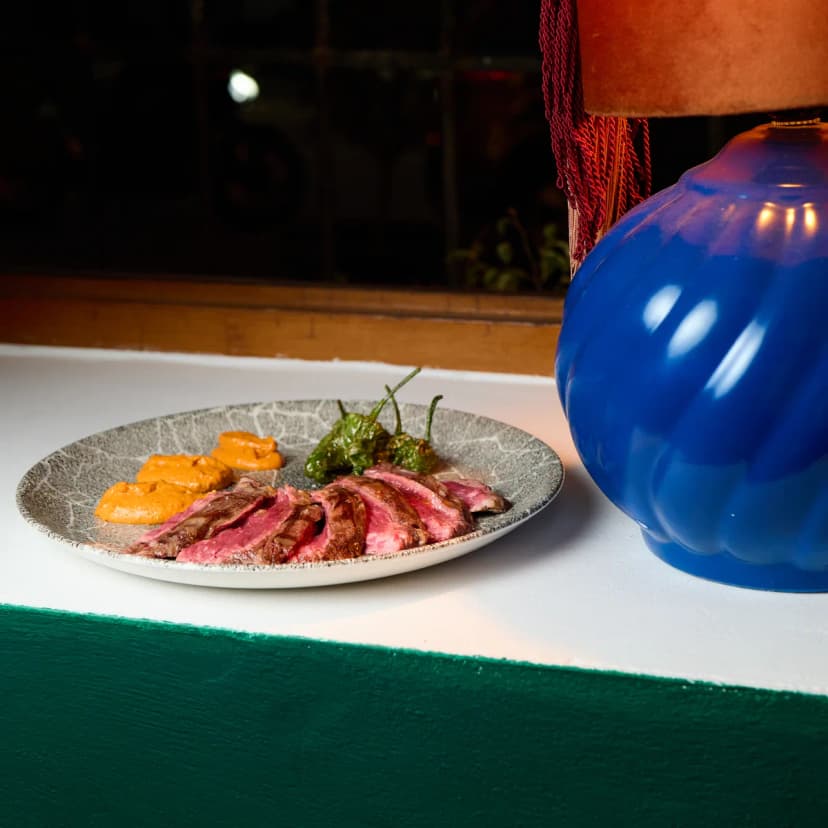Entraña a la brasa con pimientos de Padrón