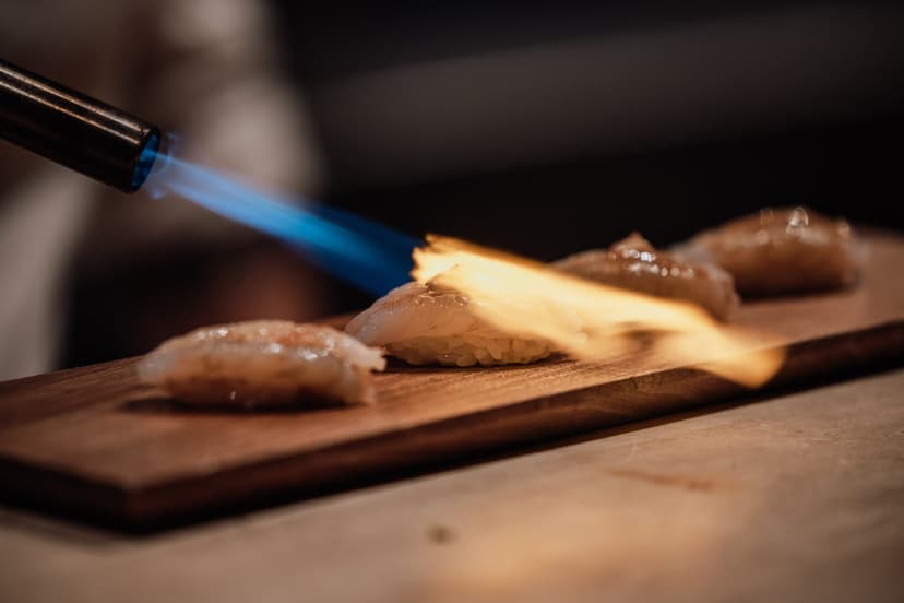 Nigiri flambeado en la mesa