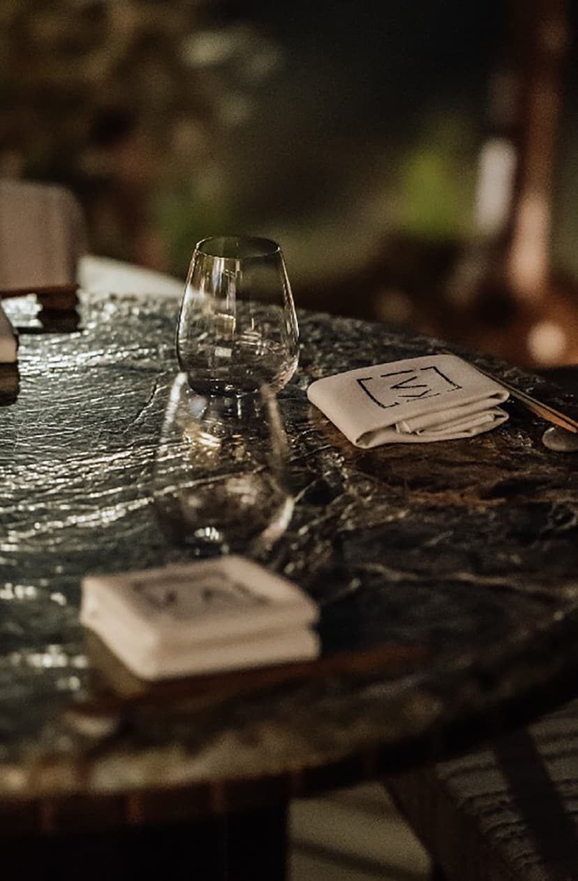 Mesa con copa de vino en ambiente nocturno