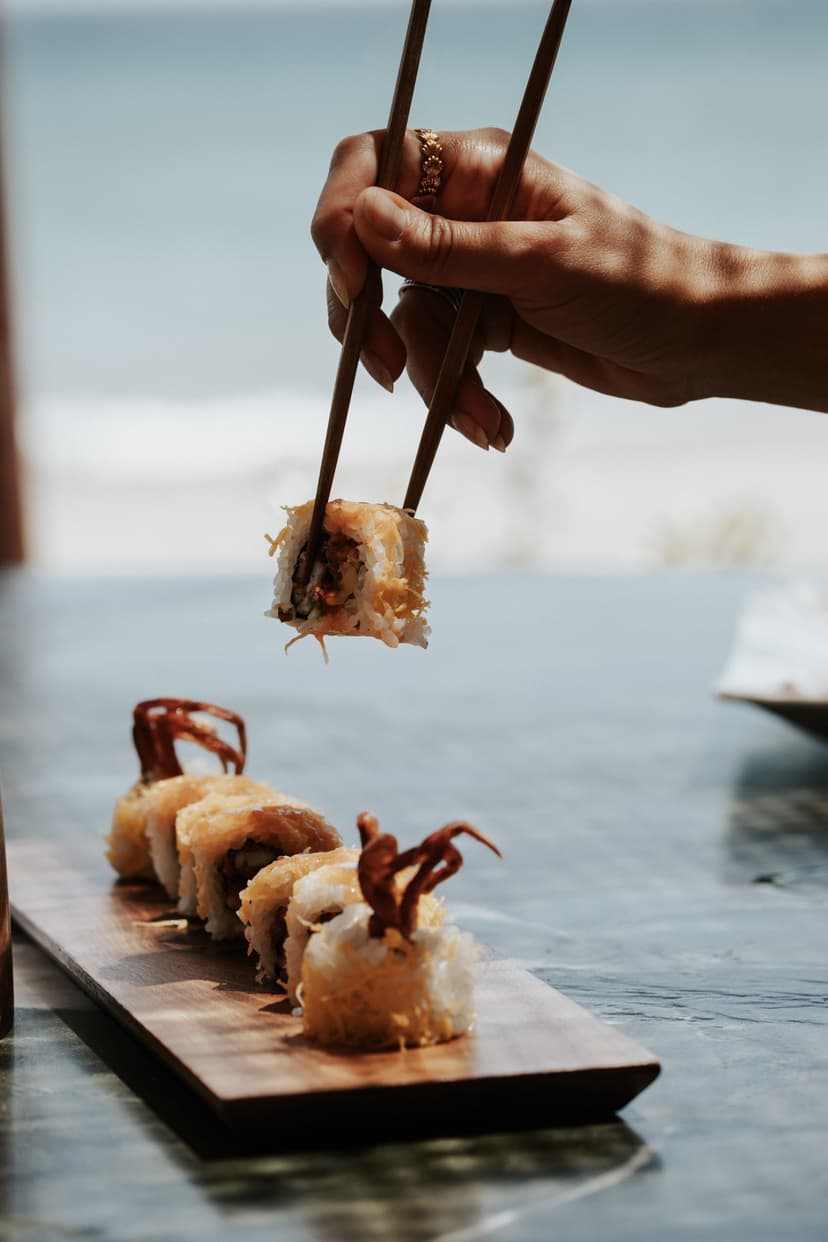 Roll de sushi con el mar de fondo