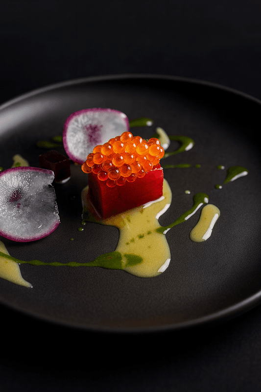 Tartar de atún curado con hueva de trucha y rábano