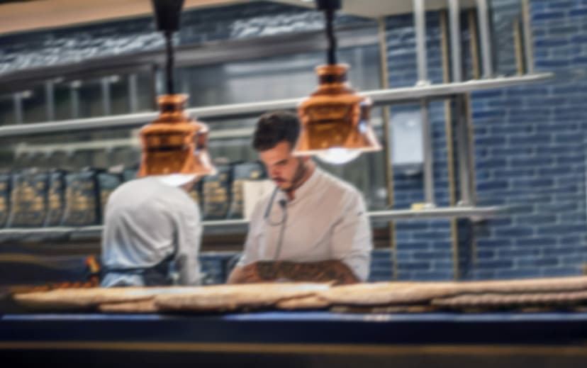 Cocineros trabajando en la barra abierta