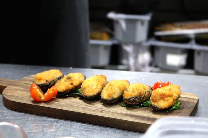 Mejillones rebozados con tomate cherry