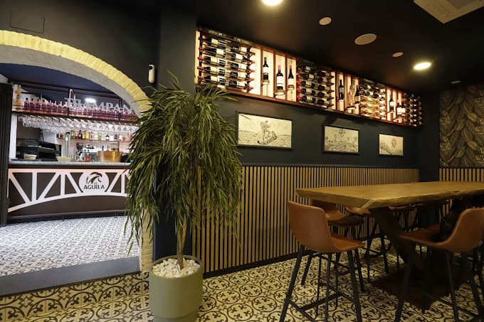Zona de barra con copas de vino colgadas