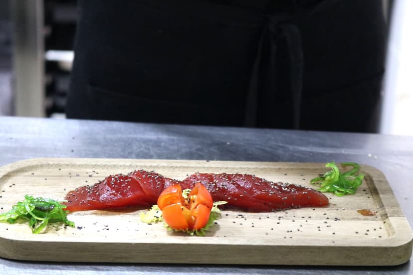 Chuletón a la brasa con ensalada de tomate