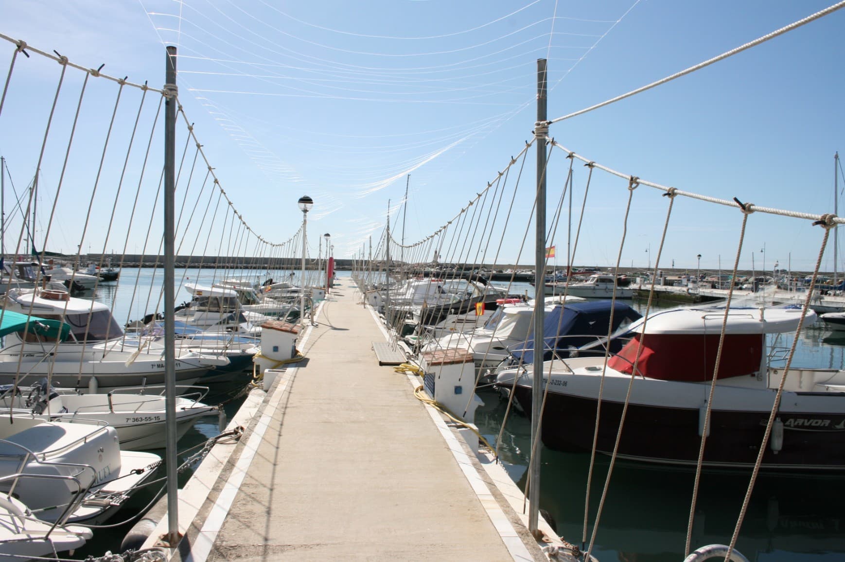 Pantalán del Puerto Deportivo de Estepona con embarcaciones amarradas a ambos lados