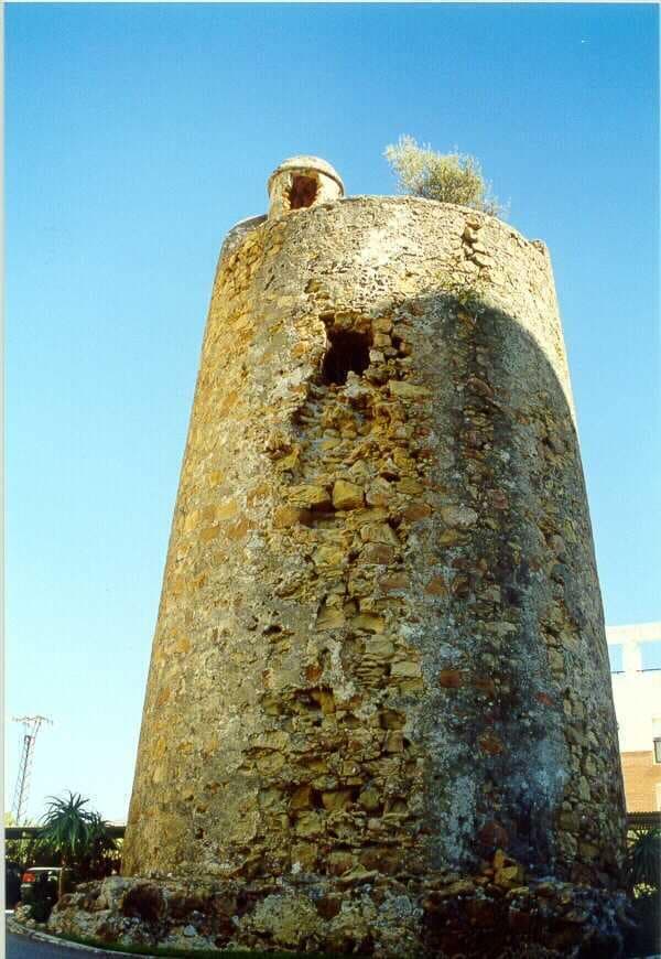 Torre almenara de Saladavieja o Celada Vieja, con la garita de fusileros asomando sobre la terraza