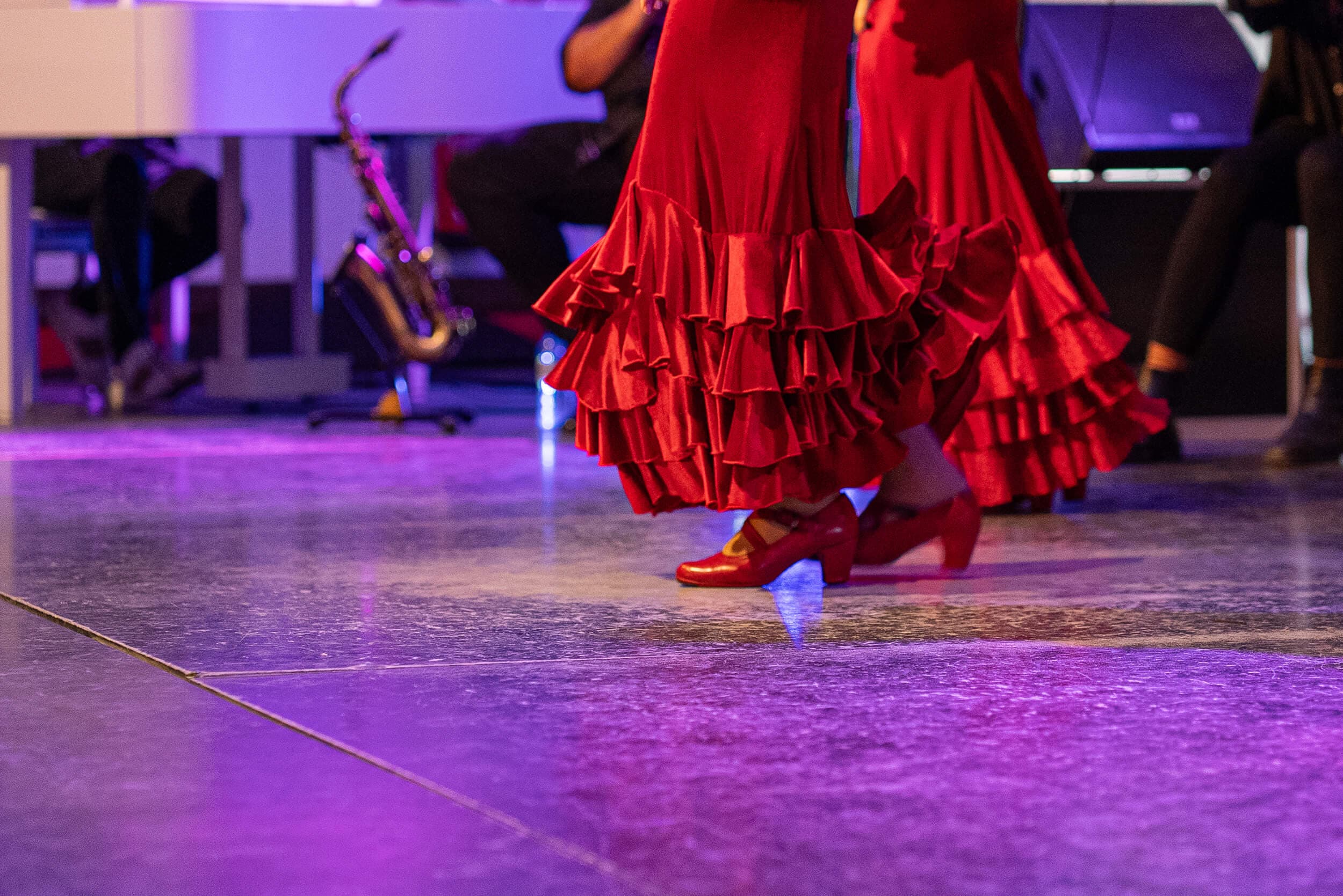 Bailaoras con traje de flamenca rojo durante el espectáculo de Mi Caseta en Estepona