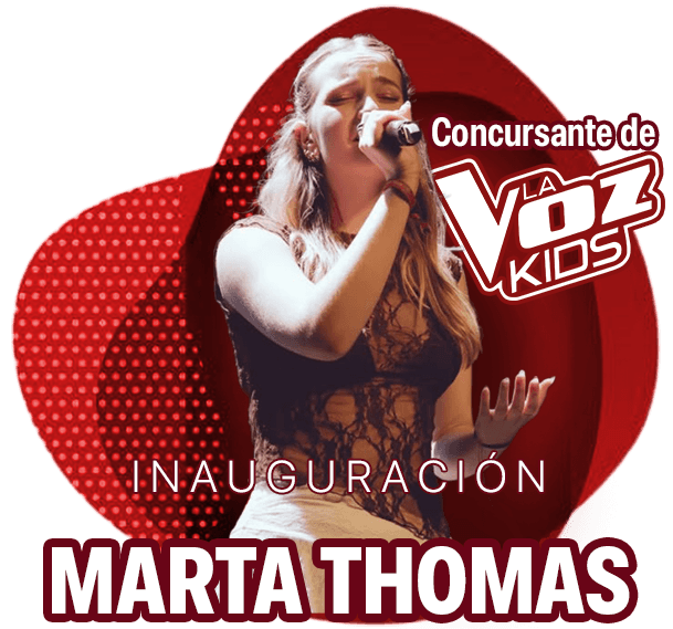Marta Thomas cantando con micrófono en el cartel de la inauguración, con el sello de concursante de La Voz Kids.