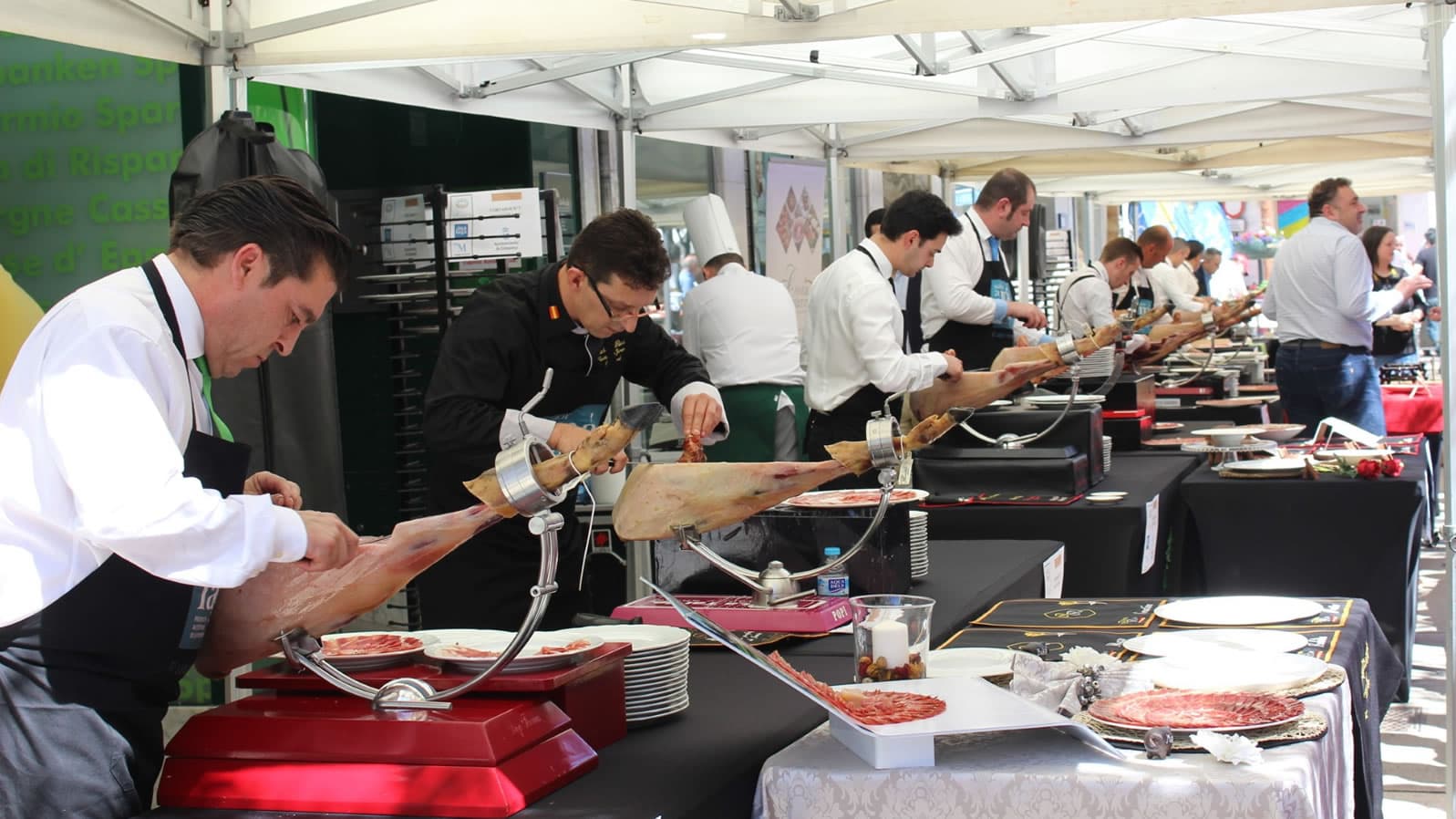 Cortadores de jamón en el Certamen Mundial del Jamón Popi de Estepona
