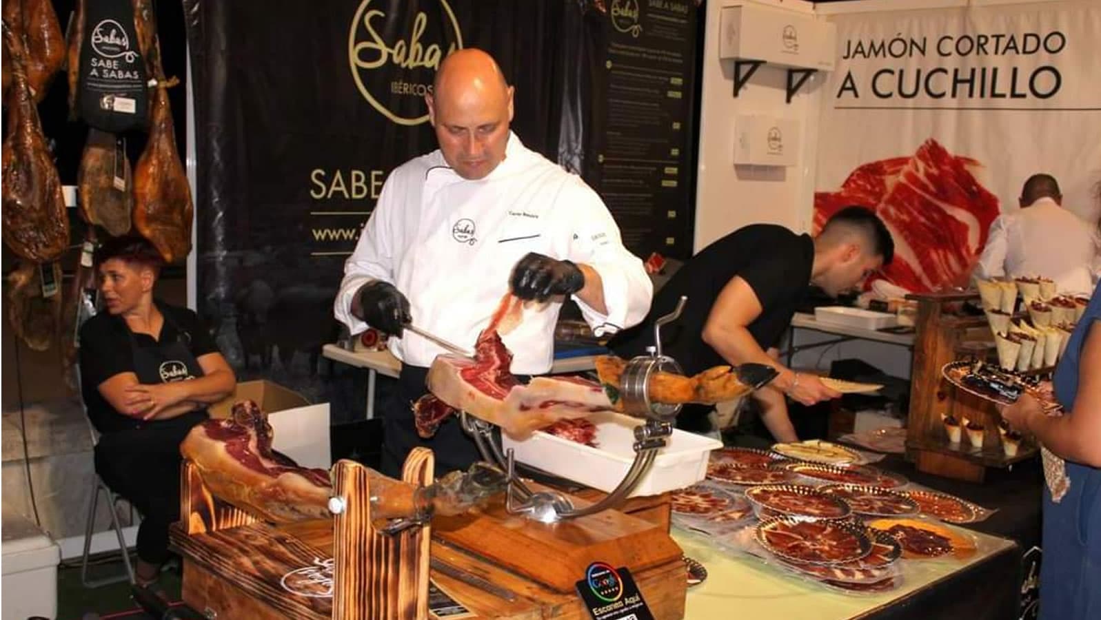 Cortador profesional preparando jamón ibérico en directo en el Certamen Mundial del Jamón Popi de Estepona