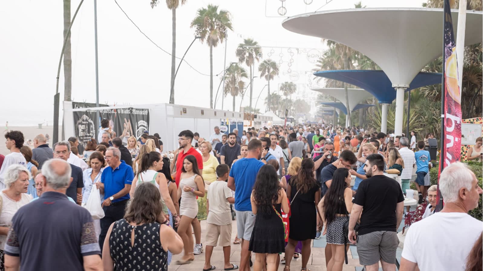 Ambiente y público en el Paseo Marítimo de Estepona durante el Certamen del Jamón Popi