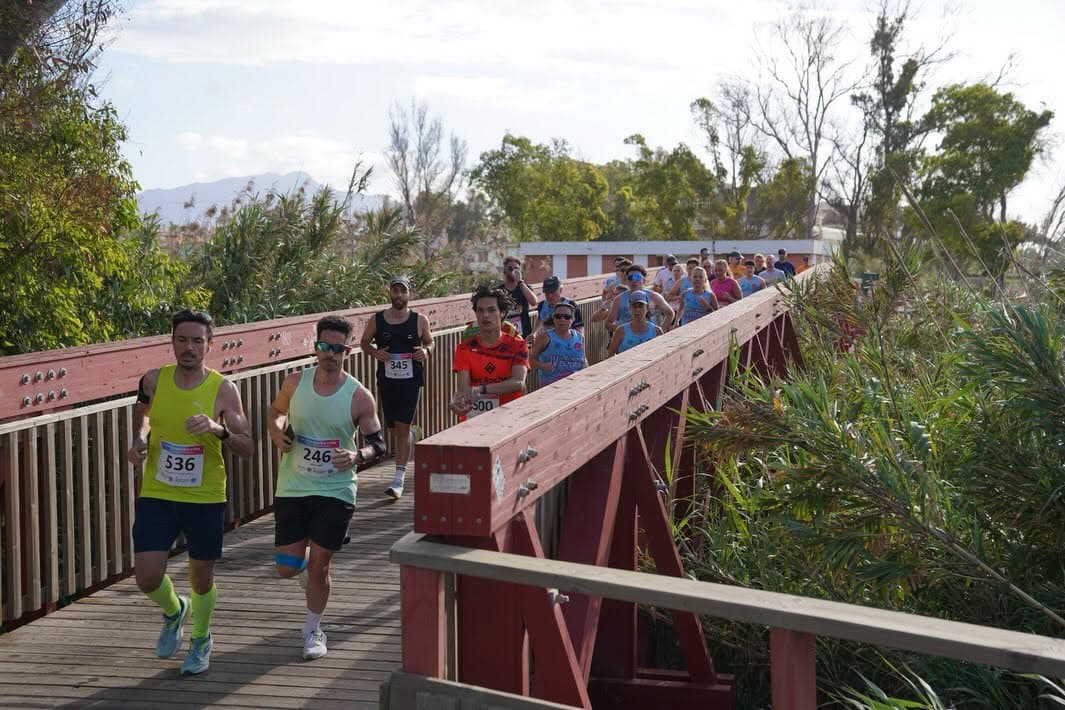 Läuferinnen und Läufer auf dem Küstenweg von Estepona während des Marathons