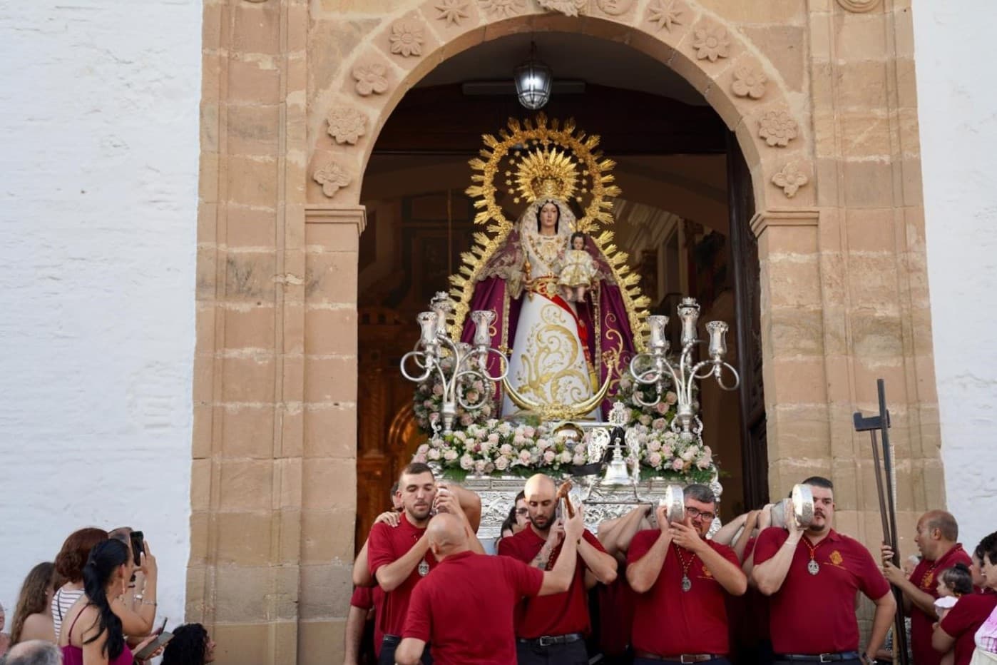 Imagen de la Virgen de los Remedios saliendo en procesión de la iglesia en el casco histórico de Estepona