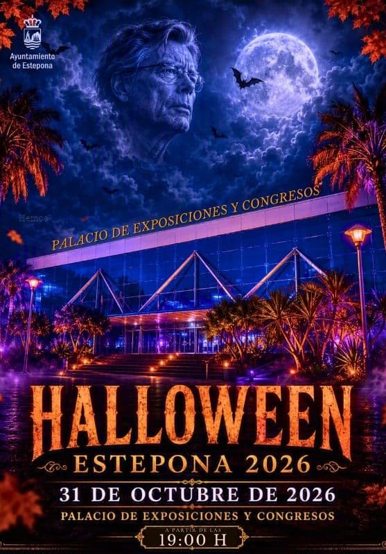 Offizielles Plakat Halloween Estepona 2026: der nächtlich beleuchtete Palacio de Exposiciones y Congresos unter dem Mond, Stephen Kings Porträt in den Wolken und der Termin Samstag, 31. Oktober, 19 Uhr