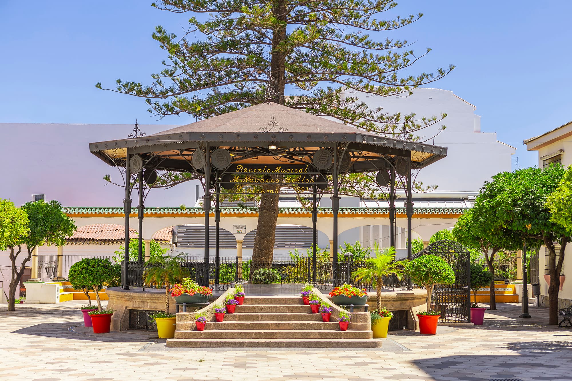 Templete del Recinto Musical de la Plaza del Reloj de Estepona, escenario habitual de la Banda Municipal