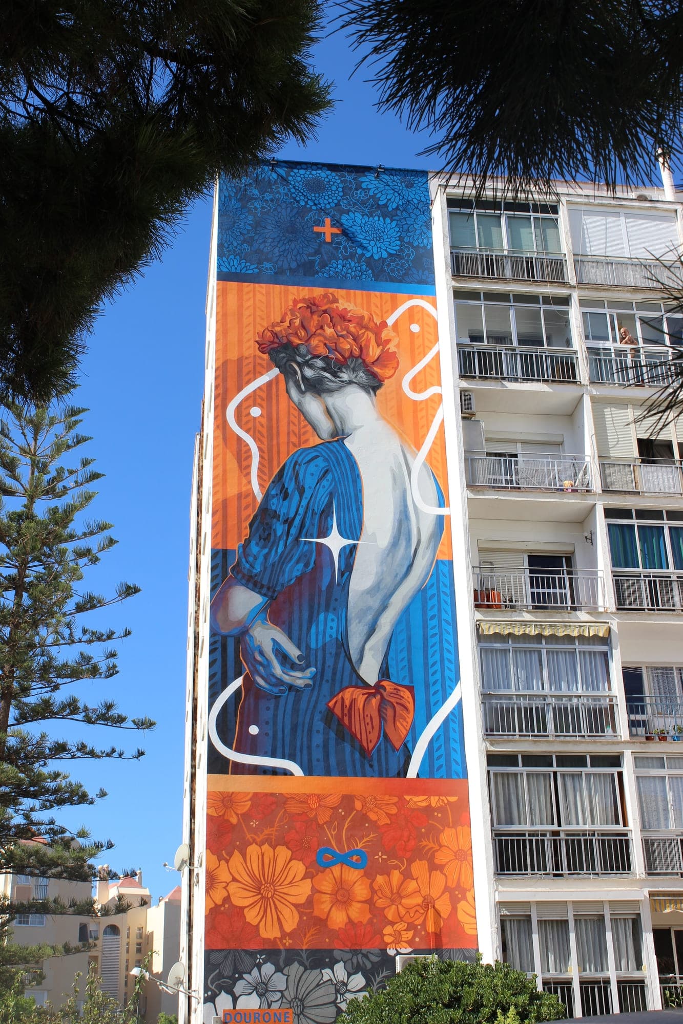 Mural "Llegando a tu Destino" de Dourone en Estepona