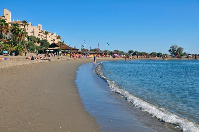 Playa del Cristo de Estepona, la ensenada que se abre a los pies del Mirador del Carmen