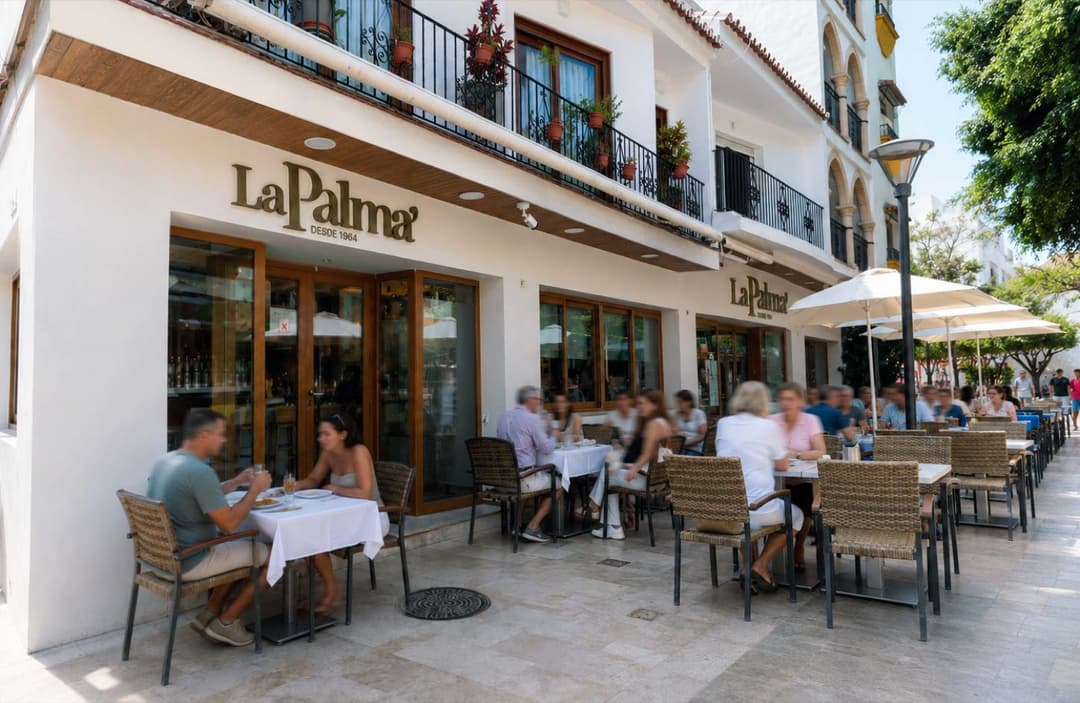 Terraza del Restaurante La Palma en Calle Terraza, en el centro de Estepona