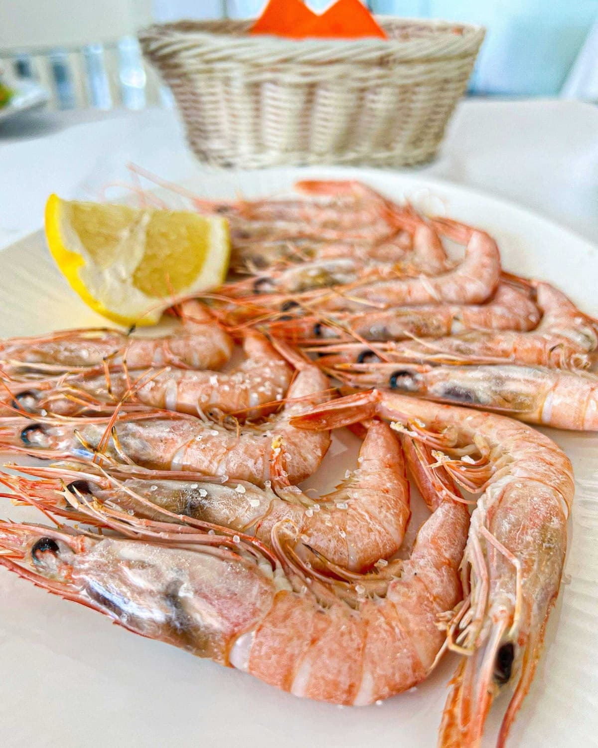 Gambas cocidas con limón y cesta de pan en el Restaurante La Palma, Estepona