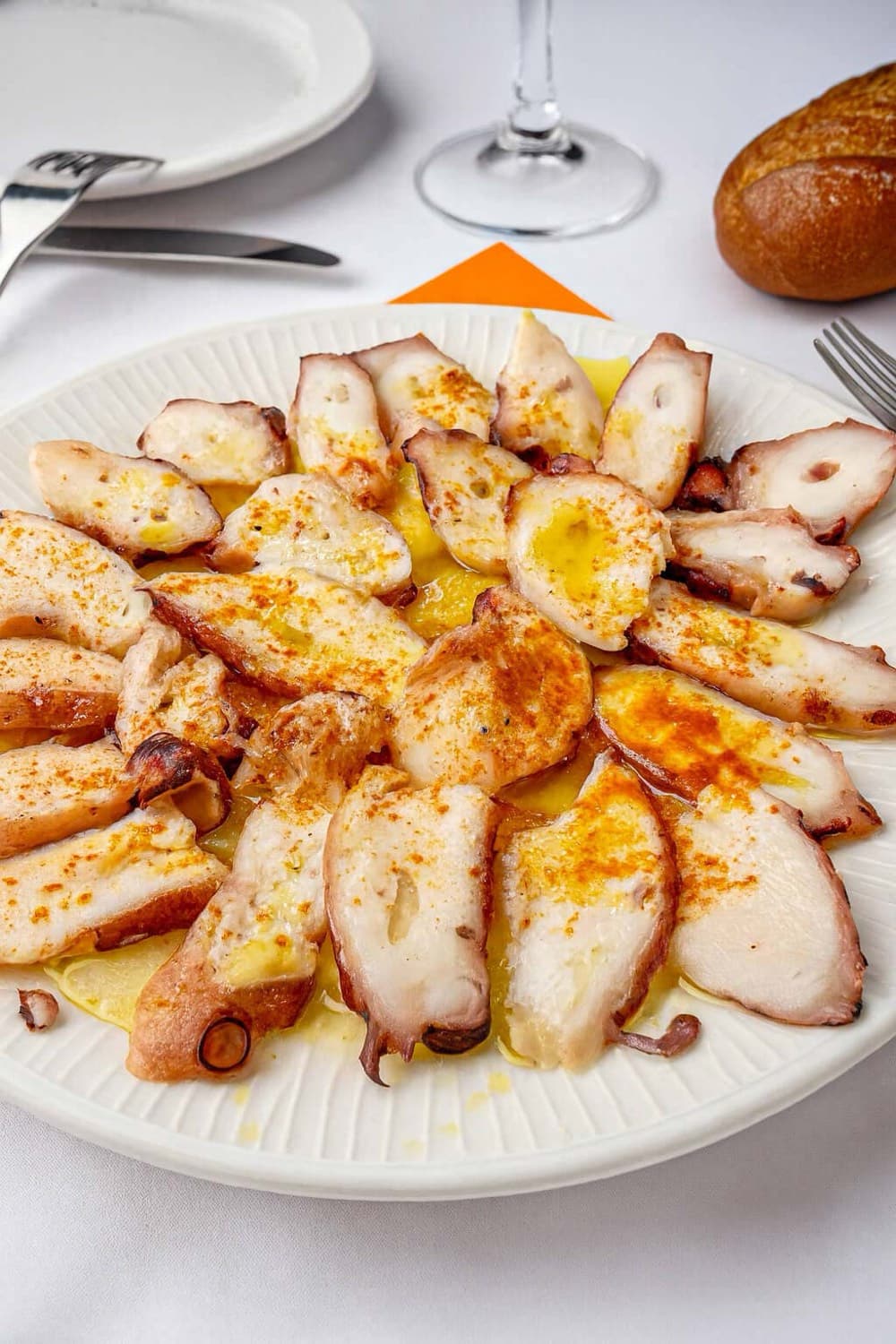 Pulpo cortado en rodajas con pimentón y aceite de oliva en La Palma, Estepona