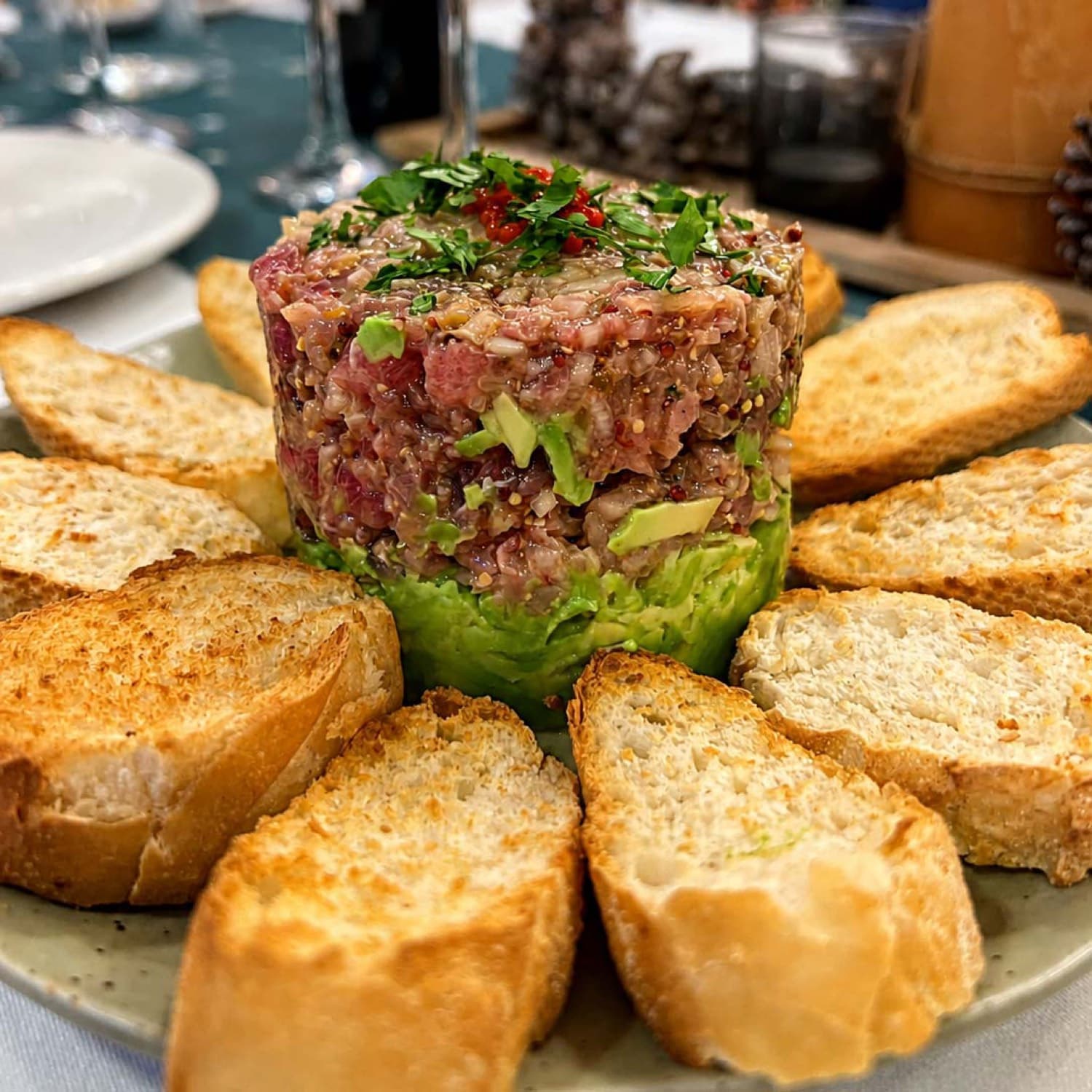 Tartar de atún con aguacate y tostas en el Restaurante La Palma, Estepona