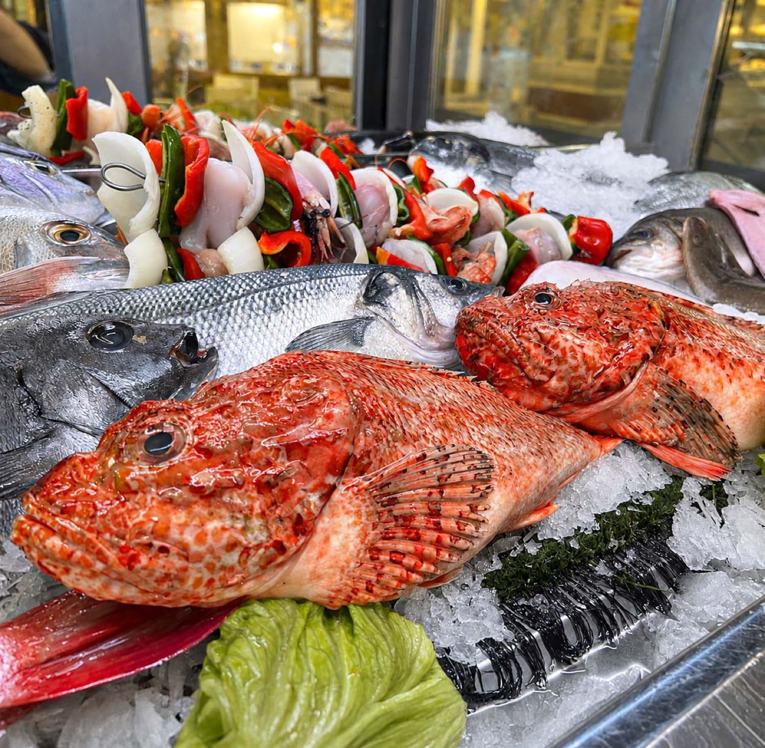 Vitrina de pescado fresco en La Palma: cabracho, lubina, dorada y brochetas de marisco sobre hielo
