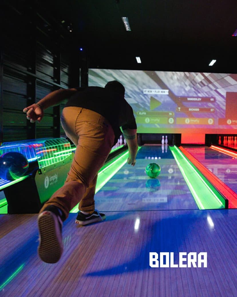 Jugador lanzando la bola en una de las pistas de bolos de Miroko Park