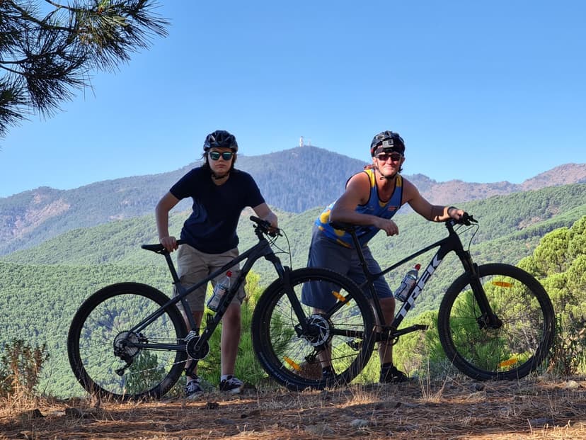 Dos ciclistas de montaña con vistas a la sierra de Estepona