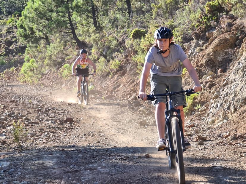 Ciclistas de montaña circulando por un sendero de tierra en la sierra de Estepona