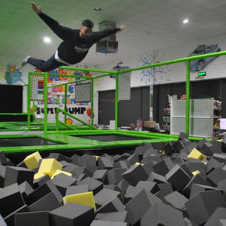 Persona saltando sobre la piscina de espuma de Super Jump Estepona