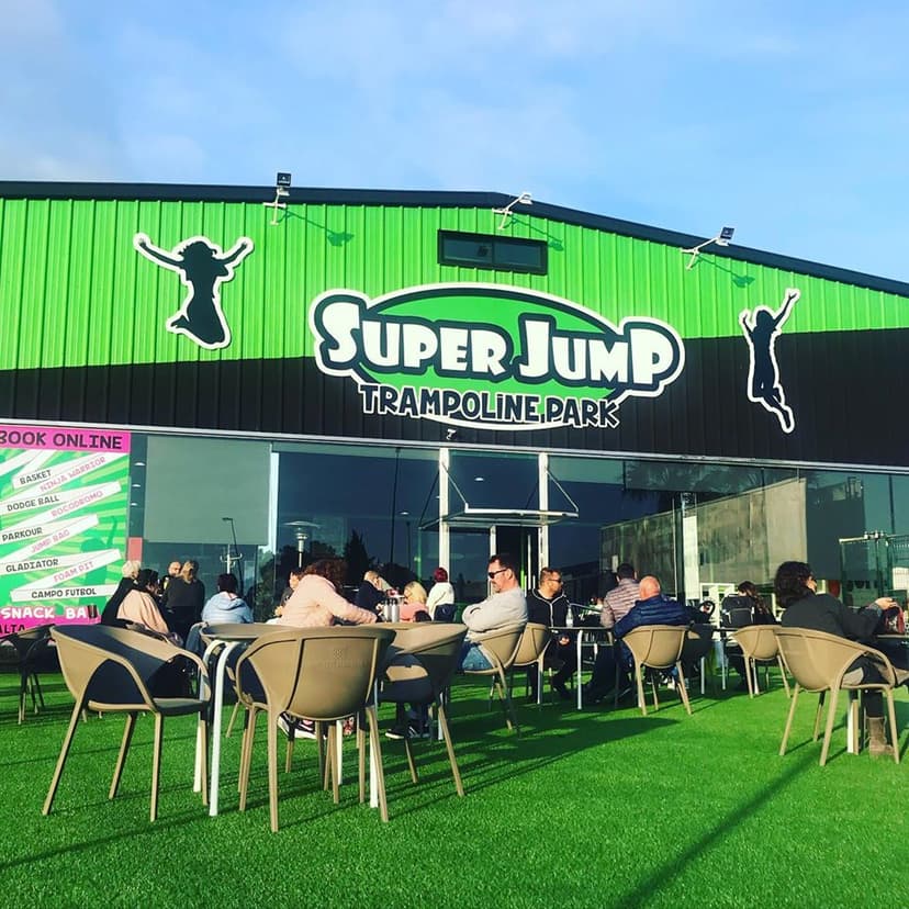 Clientes sentados en la terraza exterior de Super Jump Estepona en un día soleado