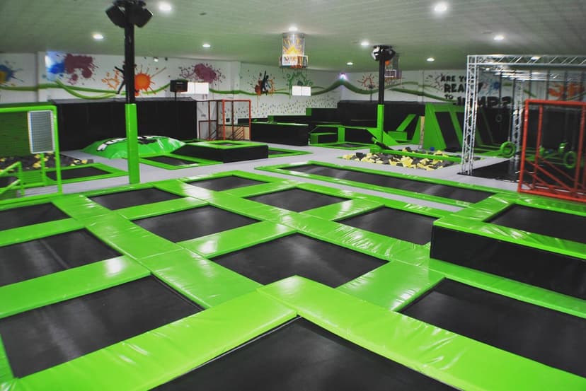 Vista general de la sala de camas elásticas de Super Jump Estepona